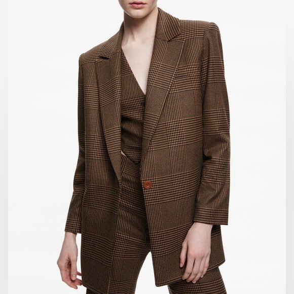 Alice + Olivia Jackets & Blazers - Alice and Olivia Colley Strong Shoulder Blazer Size 4